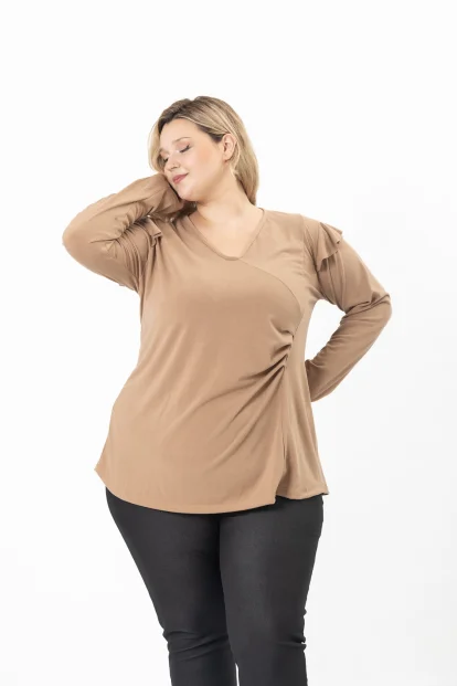 Remera con volado en el hombro